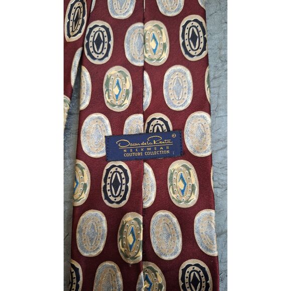 VINTAGE OSCAR DE LA RENTA COUTURE 100% SILK MEDALLION MEN'S BUSINESS WORK TIE - Picture 3 of 3